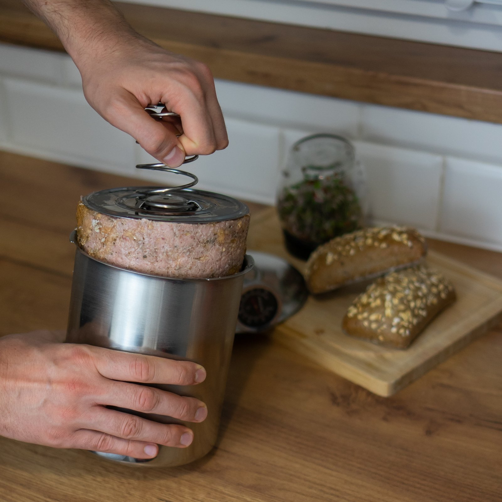 Slėginė kumpio viryklė 3 kg su termometru, maišeliais ir prieskoniais - Image 8